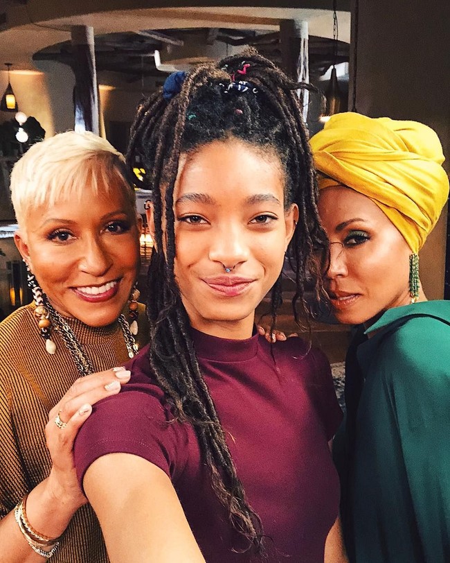 Di acara tersebut, Jada ditemani oleh ibunya Adrienne Banfield-Jones dan putrinya Willow Smith. Inilah foto kekompakan mereka bertiga. Keluargany sangat mendukung keputusan Jada mengenakan turban.  Foto: Instagram
