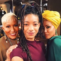 Di acara tersebut, Jada ditemani oleh ibunya Adrienne Banfield-Jones dan putrinya Willow Smith. Inilah foto kekompakan mereka bertiga. Keluargany sangat mendukung keputusan Jada mengenakan turban.  Foto: Instagram