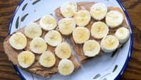 Masih ada sisa roti? Ambil selembar roti lalu taruh irisan buah pisang, selai kacang dan madu di atasnya. Dijamin mantap! Foto: Istimewa