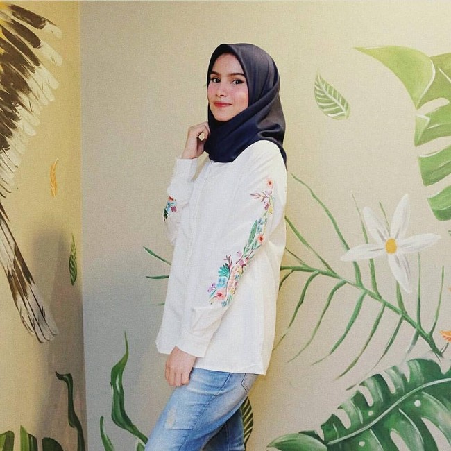 Hijabers ketiga yang masuk ke manajemen selebgram Awkarin adalah Lula Balweel. Hijabers berwajah imut ini pun memiliki gaya kasual yang stylish. Foto: Instagram