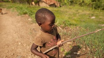 Anak di Rwanda ini memegang tongkat mainannya. Orang tuanya padahal berpenghasilan cukup lumayan, USD 251 per bulan. Foto: Gapminder