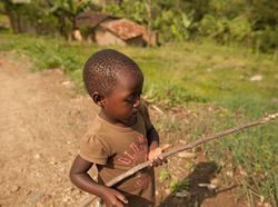 Potret Menarik Perbandingan Mainan Anak Miskin dan Kaya