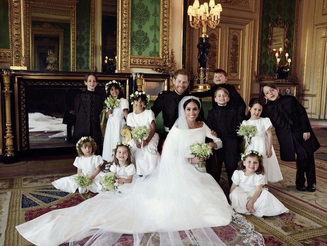 Memotret Pangeran Harry dan Meghan Markle bersama anak-anak yang menjadi pengiring pengantin juga tak luput dari tantangan. Alexi mengaku menyuap anak-anak dengan permen Smarties agar mudah diatur. Aku berteriak, Siapa yang mau Smarties?, mereka pun langsung antusias dan tersenyum, ungkap Alexi. (Foto: Instagram/Kensington Palace)