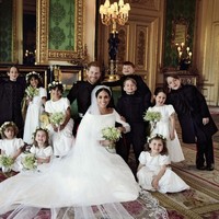 Memotret Pangeran Harry dan Meghan Markle bersama anak-anak yang menjadi pengiring pengantin juga tak luput dari tantangan. Alexi mengaku menyuap anak-anak dengan permen Smarties agar mudah diatur. Aku berteriak, Siapa yang mau Smarties?, mereka pun langsung antusias dan tersenyum, ungkap Alexi. (Foto: Instagram/Kensington Palace)