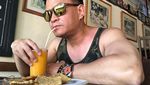 10 Gaya Penyanyi Hedi Yunus Saat Melahap Duren dan Ngopi