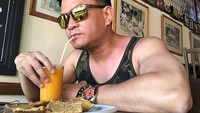 Pria 49 tahun ini mampir ke Mades Warung saat di Kuta. Segelas jus mangga nampak menemani Hedi bersantai. Foto: Instagram hedi_yunus