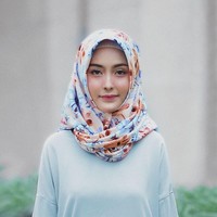 Selanjutnya ada Isnaini Fauziah. Wanita cantik ini kerap disebut mirip Awkarin. Wajahnya yang tirus dengan hidungnya yang lancip menarik perhatian netizen. Foto: Instagram