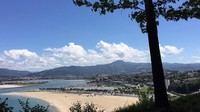 Hondarribia dekat dengan perbatasan Spanyol-Prancis. Dari tepi pantai traveler pun bisa melihat pegunungan dan pemukiman yang masuk wilayah Prancis di kejauhan (mirene_e/Instagram)