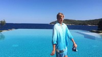 Pangeran Alex sangat dekat dengan kakak perempuannya, Olympia. Terbukti mereka suka jalan-jalan bersama. Ini Pangeran Alex waktu ulang tahun Olympia di Pulau Mykonos, Yunani. (olympiagreece/Instagram)