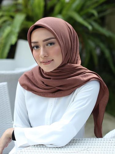 Mega Iskanti menjadi model hijab dari brand Heaven Light. Dok. Instagram