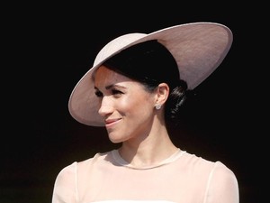Pakai Gaun Bahu Terbuka, Meghan Markle Disebut Langgar Aturan Kerajaan