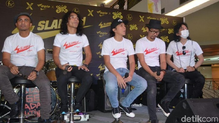 Peluncuran sepatu Slank Perfoam