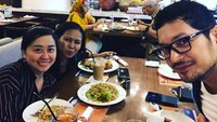Meeting di restoran ditemani dengan nasi goreng, dan segelas es kopi jadi pilihan Evan Sanders sekaligus makan siang. Foto: Instagram @iam.evansanders
