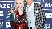 Butuh sekitar sembilan bulan untuk rocker legendaris Rod Stewart untuk memulihkan suara nyanyiannya setelah operasi kanker tiroid pada tahun 2000. (Foto: Instagram/sirrodstewart)