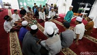 Jamaah mengikuti pengajian di masjid An Nahl.