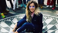 Beberapa waktu lalu, Dalma liburan ke New York. Di sana, Dalma berfoto di depan spot Imagine di Strawberry Fields, Central Park yang didedikasikan untuk mengenang kepergian John Lennon. (Dalma Maradona/Instagram)