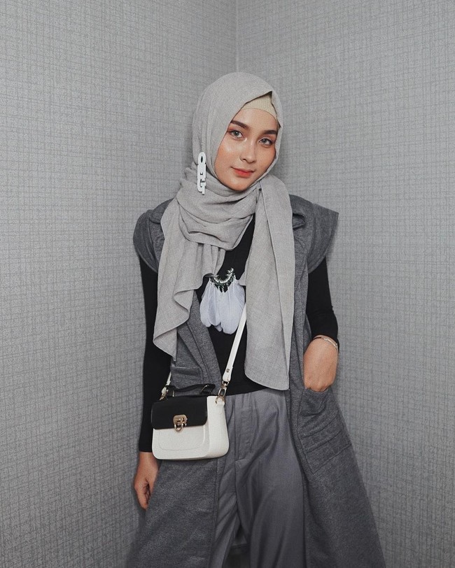 Isnaini Fauziah juga punya gaya yang stylish. Melalui akun Instagram-nya yang sudah memiliki lebih dari 130 ribu followers ini, ia sering mengunggah berbagai gaya hijab. Foto: Instagram