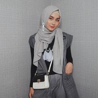 Isnaini Fauziah juga punya gaya yang stylish. Melalui akun Instagram-nya yang sudah memiliki lebih dari 130 ribu followers ini, ia sering mengunggah berbagai gaya hijab. Foto: Instagram