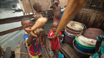 Tongkat juga jadi mainan favorit anak di Nigeria ini di mana penghasilan orang tua USD 124 per bulan. Foto: Gapminder