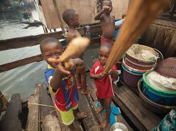 Potret Menarik Perbandingan Mainan Anak Miskin dan Kaya