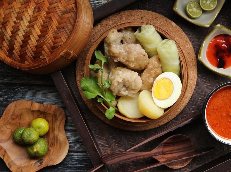 Ah Sedapnya! Siomay Bandung dengan Siraman Bumbu Kacang Gurih