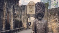 Patung di kawasan kota tua Hondarribia (izas.mara/Instagram)
