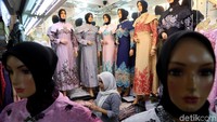 Berbagai model busana muslim dijual disini.