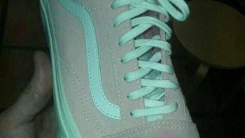 Sebuah sepatu sempat viral di Facebook. Beberapa orang melihat sepatu tersebut berwarna pink-putih, namun sebagian lain melihatnya berwarna abu-abu kehijauan. Lantas, apa warna sebenarnya? Sepatu tersebut berwarna pink-putih. Foto: Internet