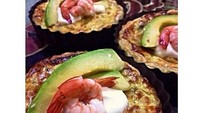 Artis cantik yang satu ini ternyata memang gemar masak sejak usianya masih belia. Buktinya ada pada resep kue pie Prancis yang bernama Quiche ini. Pasalnya resep Quiche ini sudah ia buat saat Ariel Tatum masih berusia 16 tahun. Pie ini ia namai Sour & Shrimp French Quiche. Foto: Instagram @arieltatum  