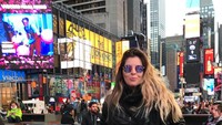 Tak lengkap berkunjung ke New York tanpa mampir ke Times Square. (Dalma Maradona/Instagram)