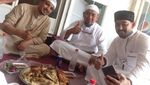 Intip Gaya Asyik Ustaz Tampan, Ahmad Al Habsyi saat Makan Hidangan Timur Tengah