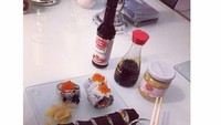  Nah, kalau ini sushi home made buatan tangan Evan sendiri. Tidak kalah keren, dari sushi-sushi yang ada di restoran, ya? Foto: Instagram @iam.evansanders