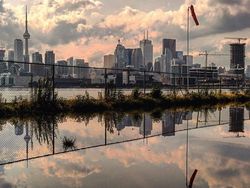 Keren! Foto Ini Dipotret dari Genangan Air