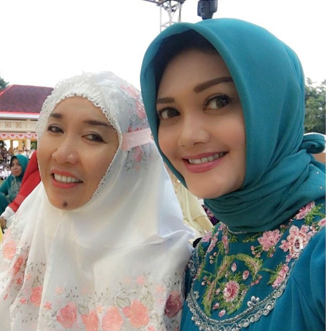 Bella Saphira yang kini menetap di Makassar kembali tampil berhijab saat menjalani tugasnya bersama para istri TNI yang tergabung dalam Persit (Persatuan Istri Tentara). Bella tampil cantik dalam balutan gamis dan kerudung berwarna hijau tosca. Foto: Instagram/Bella Saphira