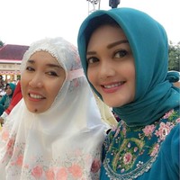 Bella Saphira yang kini menetap di Makassar kembali tampil berhijab saat menjalani tugasnya bersama para istri TNI yang tergabung dalam Persit (Persatuan Istri Tentara). Bella tampil cantik dalam balutan gamis dan kerudung berwarna hijau tosca. Foto: Instagram/Bella Saphira