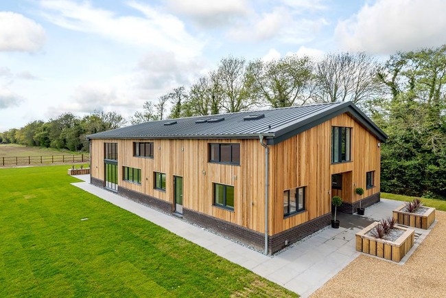 Adalah Rob Lond-Caulk, seorang pengembang real estate yang tertantang mengubah lumbung padi ini menjadi rumah. Tak hanya layak huni, tapi juga mewah. Foto: Dok. Bored Panda, Rightmove.co.uk