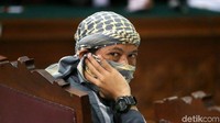 Terdakwa kasus bom Thamrin Aman Abdurrahman sempat tutupi wajahnya saat jalani sidang pledoi di Pengadilan Negeri Jakarta Selatan, Jl Ampera Raya, Jakarta Selatan, Jumat (25/5/2018).