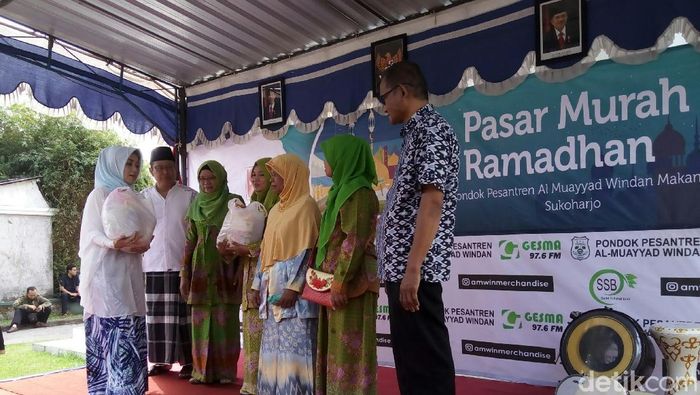 Pasar sembako murah di Ponpes Al-Muayyad Windan, Kartasura, Sukoharjo/Foto: Bayu Ardi Isnanto Pasar sembako murah di Ponpes Al-Muayyad Windan, Kartasura, Sukoharjo/Foto: Bayu Ardi Isnanto