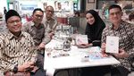 Cantiknya Zaskia Sungkar Saat Sedang Ngopi hingga Makan Seafood