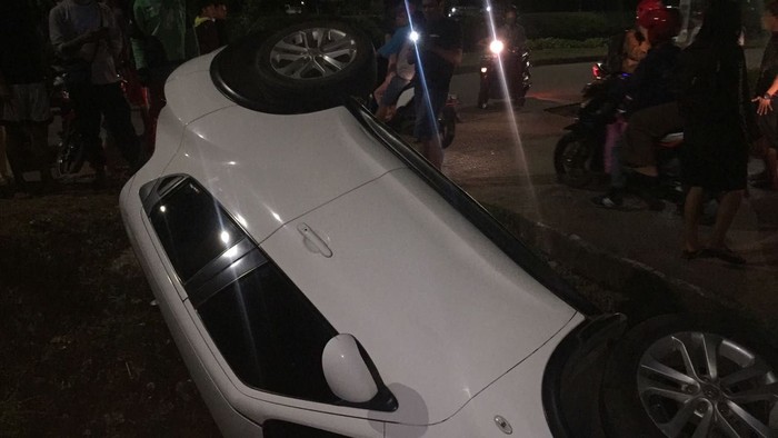 Petugas Damkar Evakuasi Mobil Terperosok ke Parit di BKT