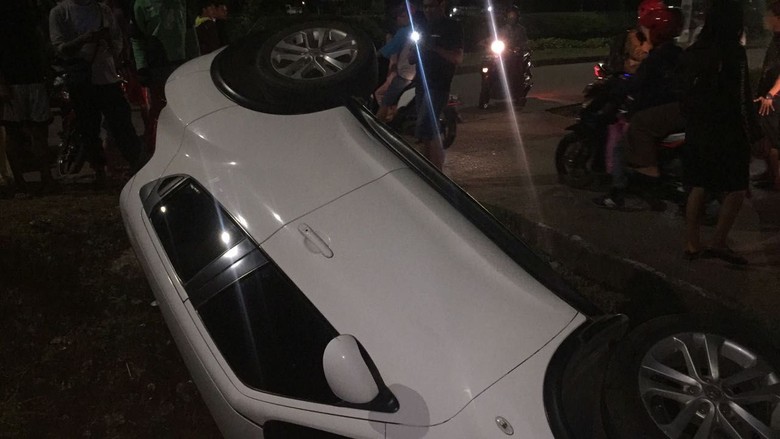 Petugas Damkar Evakuasi Mobil Terperosok ke Parit di BKT Petugas Damkar Evakuasi Mobil Terperosok ke Parit di BKT