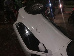 Petugas Damkar Evakuasi Mobil Terperosok ke Parit di BKT
