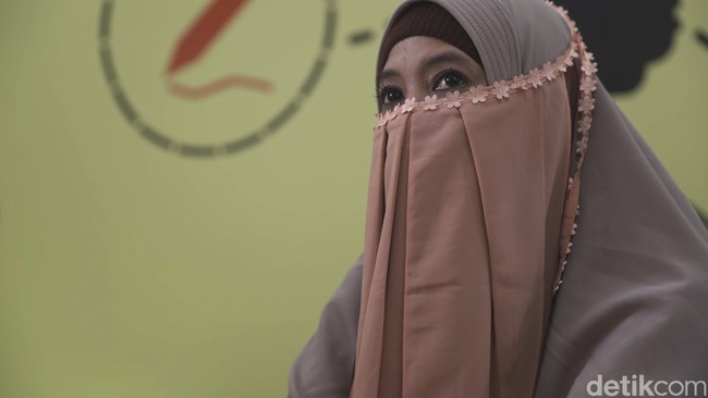 Cadar yang biasa ia pakai memang memiliki ciri khas. Cadar yang terpisah dari khimar yang ia pakai itu memiliki aksen renda dengan detail lipit yang cantik. Foto: Desi Puspasari/detikHOT