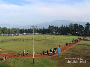 Jogging di Hari Minggu di Seskoau Berlatar Gunung Tangkuban Perahu