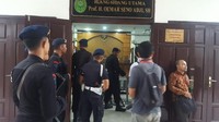 Foto: Pengamanan ini dibagi menjadi 4 ring. Sejumlah polisi wanita mengecek isi tas setiap pengunjung  yang ingin masuk ke dalam ruang sidang. Pemeriksaan ini dilakukan di depan gerbang utama PN Jaksel. Fotografer: Zunita Amalia Putri/detikcom