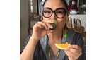 Hobi Minum Smoothies dan Makan Sehat, Ini Pose Titi DJ Saat Makan