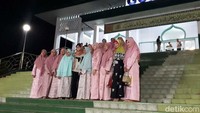 Sebelum memulai acara, Sri Mulyani sempat meladeni sejumlah permintaan foto bersama dengan para warga pondok yang telah menunggu. Termasuk ribuan santri yang memenuhi Pondok Modern Darussalam Gontor juga tampak telah duduk rapih menunggu bincang-bincang dengan menteri terbaik dunia 2018 itu.