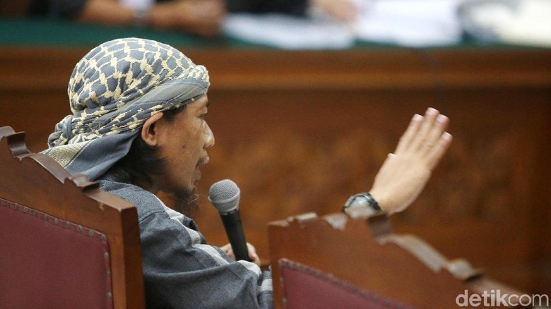 Baca Pleidoi, Aman Abdurrahman Bantah Gerakkan Teror Bom Baca Pleidoi, Aman Abdurrahman Bantah Gerakkan Teror Bom