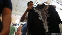 Salah satu pedagang di Pasar Tanah Abang Blok A Randi Yufelianda menjelaskan, ia sudah menstok 24 kodi Baju Koko Black Panther sejak beberapa hari sebelum Bulan Ramadan. Namun baru saja memasuki hari ke sembilan Ramadan, Baju Koko Black Panter hanya tersisa satu baju saja.
