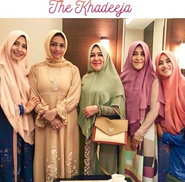 Bella Saphira tampil dengan hijab dan busana gamis berwarna cokelat saat menghadiri fashion show koleksi busana syar’i dari brand Si.Se.Sa. Penampilan Bella yang membuat pangling ini banyak mendapat pujian pengguna Instagram. Foto: Instagram/Bella Saphira